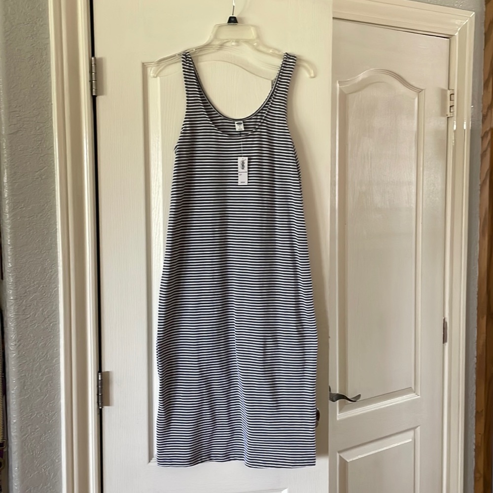 Old navy mid-calf dress. Size small never worn.
